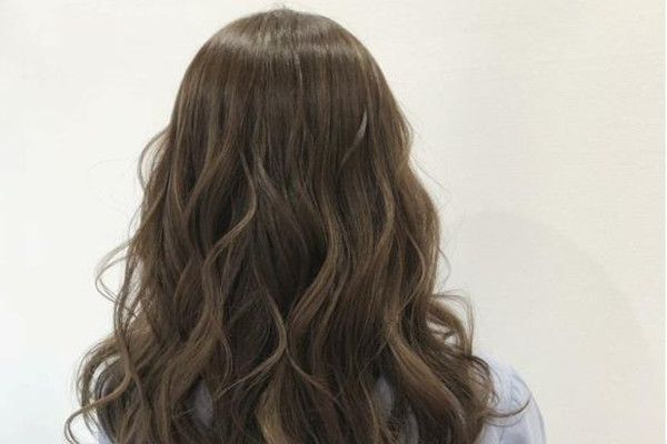 燙發(fā)會(huì)讓頭發(fā)變黃嗎 燙發(fā)會(huì)讓頭發(fā)變少嗎 燙發(fā)會(huì)讓頭發(fā)變黃嗎 燙發(fā)會(huì)讓頭發(fā)變少嗎