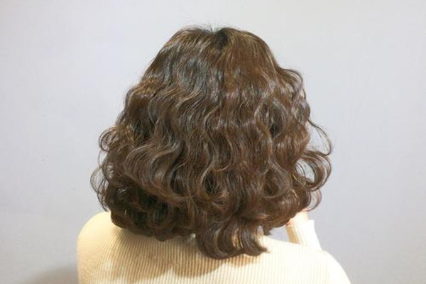 燙發(fā)會不會導(dǎo)致脫發(fā) 燙發(fā)對頭發(fā)的傷害是永久的嗎 燙發(fā)會不會導(dǎo)致脫發(fā) 燙發(fā)對頭發(fā)的傷害是永久的嗎