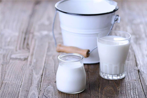 兒童喝牛奶好還是喝奶粉好 兒童喝牛奶要喝到多大 兒童喝牛奶好還是喝奶粉好 兒童喝牛奶要喝到多大