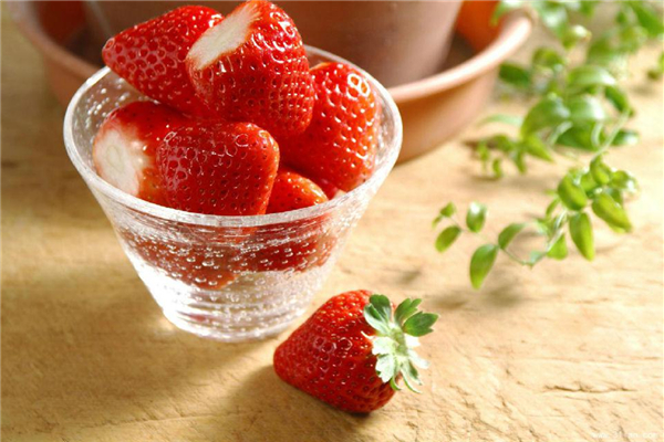 草莓能和螃蟹一起吃嗎 草莓能天天吃嗎 草莓能和螃蟹一起吃嗎 草莓能天天吃嗎