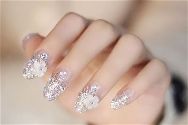 貼甲片指甲還會(huì)長嗎 貼甲片要留指甲嗎 貼甲片指甲還會(huì)長嗎 貼甲片要留指甲嗎