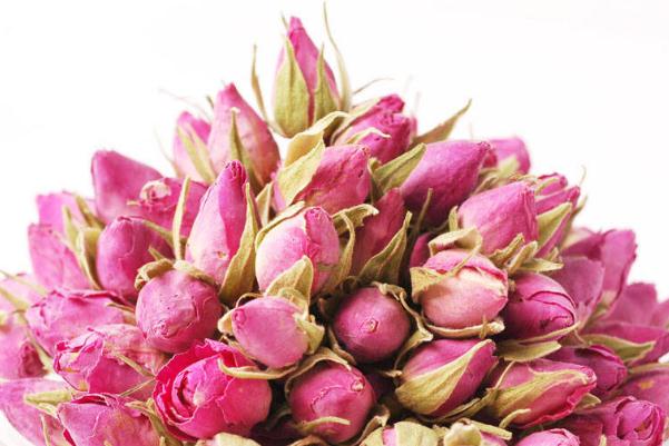 玫瑰茶要用熱水泡嘛 玫瑰花茶要用多少度的開(kāi)水泡 玫瑰茶要用熱水泡嘛 玫瑰花茶要用多少度的開(kāi)水泡