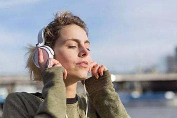 長期戴耳機(jī)會造成聽力損傷嗎 長期戴耳機(jī)會引起中耳炎嗎