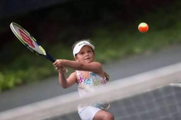 打網(wǎng)球?qū)οドw有損傷嗎 打網(wǎng)球?qū)ρ劬τ泻锰巻? alt=