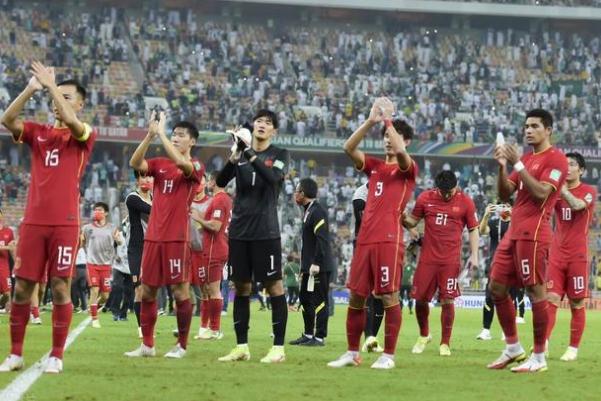 踢足球要具備什么條件 國(guó)足飛赴阿聯(lián)酋沙迦備戰(zhàn)12強(qiáng)賽