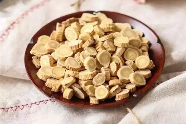 黃芪可以泡酒嗎 黃芪泡酒的功效與作用 黃芪可以泡酒嗎 黃芪泡酒的功效與作用