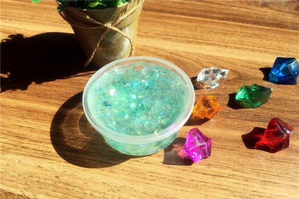 水晶泥弄到頭發(fā)上怎么去掉 水晶泥是什么材料做的 水晶泥弄到頭發(fā)上怎么去掉 水晶泥是什么材料做的