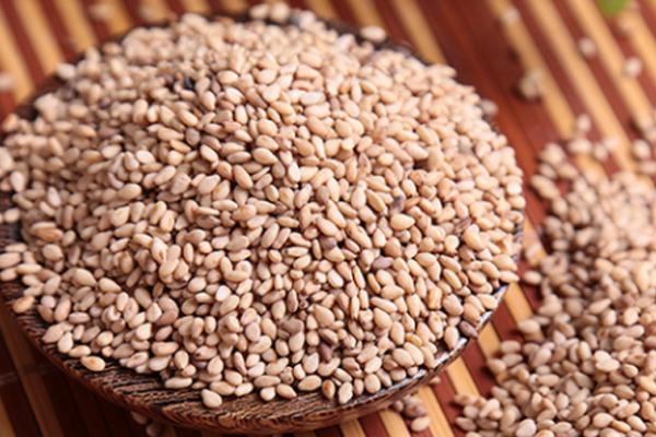 白芝麻要不要炒熟 白芝麻要炒熟才能吃嗎 白芝麻要不要炒熟 白芝麻要炒熟才能吃嗎