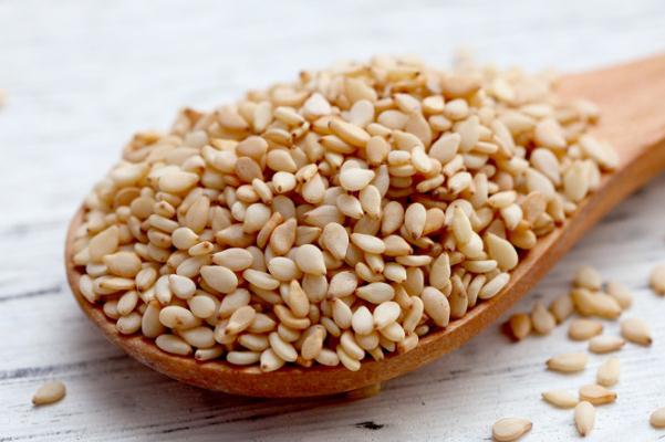 白芝麻要不要炒熟 白芝麻要炒熟才能吃嗎 白芝麻要不要炒熟 白芝麻要炒熟才能吃嗎