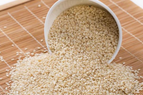 白芝麻要不要炒熟 白芝麻要炒熟才能吃嗎 白芝麻要不要炒熟 白芝麻要炒熟才能吃嗎