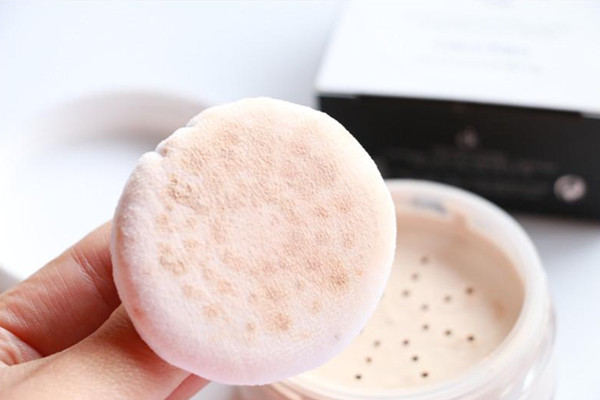 散粉能不能直接涂臉上 散粉需要全臉涂嗎 散粉能不能直接涂臉上 散粉需要全臉涂嗎