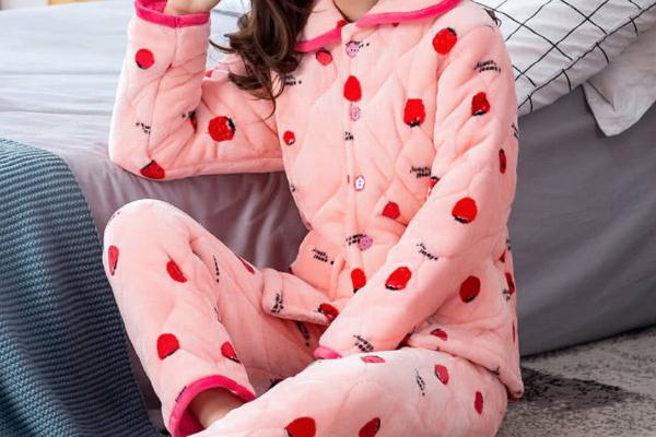 睡衣什么材質(zhì)的最舒服 睡衣有哪些比較好的品牌 睡衣什么材質(zhì)的最舒服 睡衣有哪些比較好的品牌