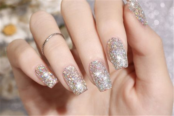 甲油膠有刷痕怎么回事 甲油膠怎么刷才能均勻 甲油膠有刷痕怎么回事 甲油膠怎么刷才能均勻