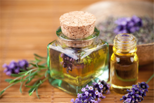 精油護(hù)膚的好處和壞處 精油怎么用臉上效果好 精油護(hù)膚的好處和壞處 精油怎么用臉上效果好