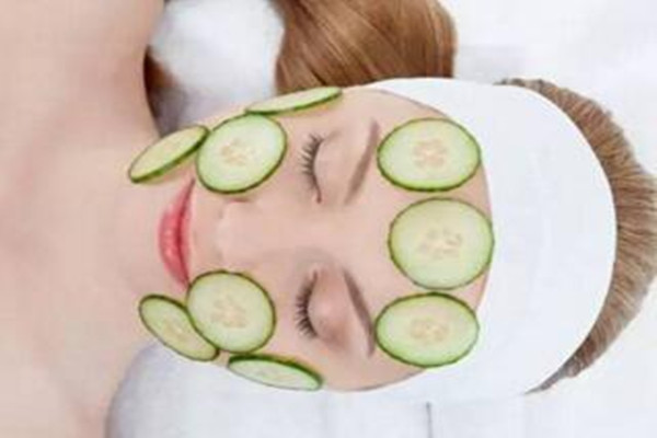 黃瓜片敷臉有什么好處 黃瓜片敷臉有美白效果嗎 黃瓜片敷臉有什么好處 黃瓜片敷臉有美白效果嗎