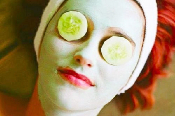 黃瓜片敷臉要切多薄 黃瓜片敷臉怎么敷