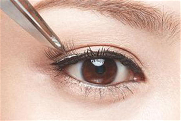 假睫毛天天戴有影響嗎 假睫毛貼上會不舒服嗎