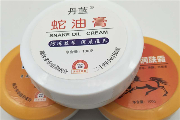 蛇油膏可以當(dāng)面霜嗎 蛇油膏涂臉上要洗嗎 蛇油膏可以當(dāng)面霜嗎 蛇油膏涂臉上要洗嗎