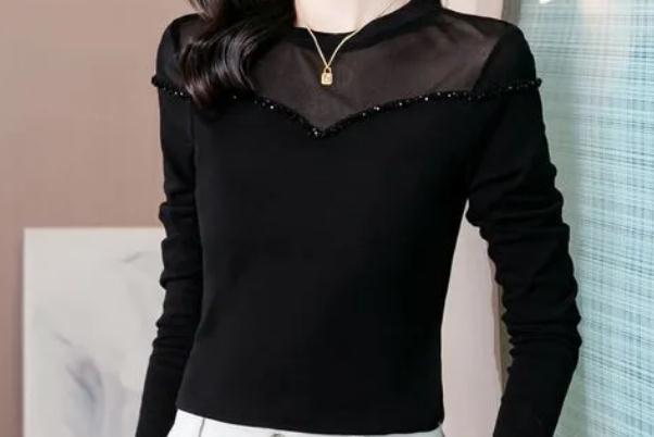 打底衫是黑色好看還是白色好看 打底衫的領(lǐng)子要不要露出來 打底衫是黑色好看還是白色好看 打底衫的領(lǐng)子要不要露出來