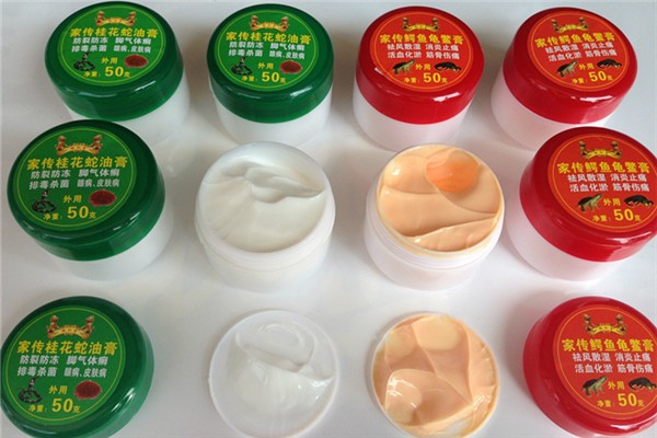 蛇油膏可以當(dāng)面霜嗎 蛇油膏涂臉上要洗嗎 蛇油膏可以當(dāng)面霜嗎 蛇油膏涂臉上要洗嗎