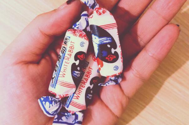 大白兔奶糖什么時(shí)候開(kāi)始生產(chǎn)的 大白兔奶糖的紙能吃嗎 大白兔奶糖什么時(shí)候開(kāi)始生產(chǎn)的 大白兔奶糖的紙能吃嗎