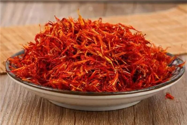 紅花適合什么樣的人喝 紅花可以降血壓?jiǎn)? alt=