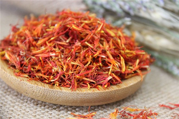 紅花和什么一起泡水喝最好 紅花可以和紅糖一起泡水喝嗎 紅花和什么一起泡水喝最好 紅花可以和紅糖一起泡水喝嗎