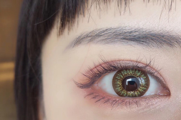 戴美瞳能滴眼藥水嗎 戴美瞳滴了眼藥水會(huì)怎么樣 戴美瞳能滴眼藥水嗎 戴美瞳滴了眼藥水會(huì)怎么樣