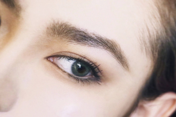 戴美瞳能滴眼藥水嗎 戴美瞳滴了眼藥水會(huì)怎么樣 戴美瞳能滴眼藥水嗎 戴美瞳滴了眼藥水會(huì)怎么樣