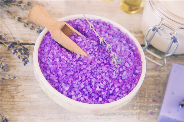 沐浴鹽直接搓臉對皮膚好嗎 沐浴鹽有用嗎