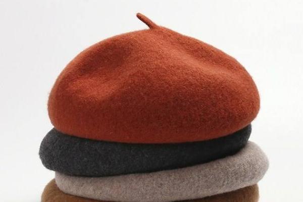 貝雷帽適合什么衣服 貝雷帽怎么搭配衣服好看 貝雷帽適合什么衣服 貝雷帽怎么搭配衣服好看