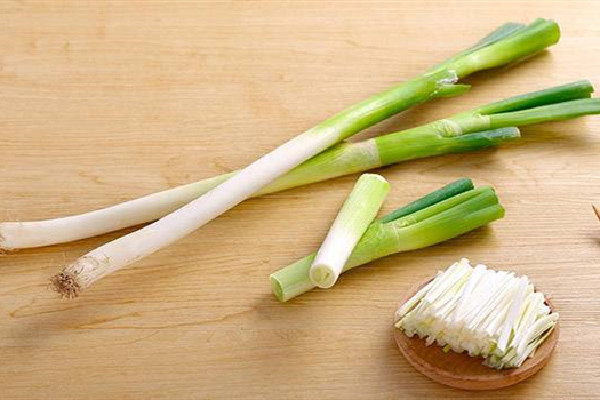 大蔥可以保存多久 大蔥放冰箱好還是放外面好 大蔥可以保存多久 大蔥放冰箱好還是放外面好