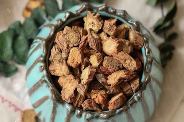 丹參泡水喝一次放多少 丹參泡水可以空腹喝嗎 丹參泡水喝一次放多少 丹參泡水可以空腹喝嗎