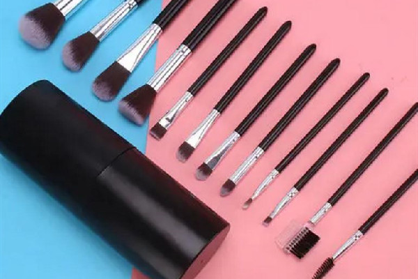化妝刷可以用吹風(fēng)機(jī)吹干嗎 化妝刷要晾曬多久 化妝刷可以用吹風(fēng)機(jī)吹干嗎 化妝刷要晾曬多久
