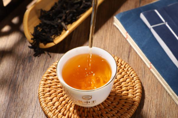 巖茶和紅茶有什么區(qū)別 巖茶怎么沖泡 巖茶和紅茶有什么區(qū)別 巖茶怎么沖泡