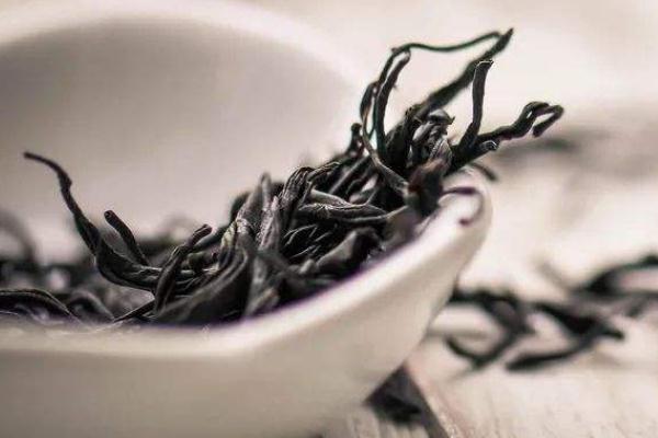 巖茶和紅茶有什么區(qū)別 巖茶怎么沖泡 巖茶和紅茶有什么區(qū)別 巖茶怎么沖泡