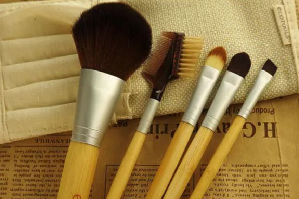 化妝刷可以用吹風(fēng)機(jī)吹干嗎 化妝刷要晾曬多久 化妝刷可以用吹風(fēng)機(jī)吹干嗎 化妝刷要晾曬多久