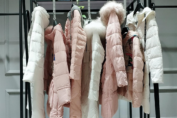 羽絨服買什么樣的好看 羽絨服和什么褲子搭配 羽絨服買什么樣的好看 羽絨服和什么褲子搭配