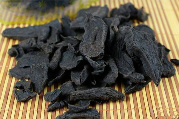 何首烏泡水一次放多少克 何首烏泡水一天喝多少為宜 何首烏泡水一次放多少克 何首烏泡水一天喝多少為宜