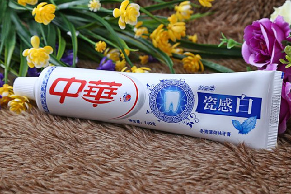 中華牙膏含氟量多少 中華牙膏藍色的正常嗎 中華牙膏含氟量多少 中華牙膏藍色的正常嗎