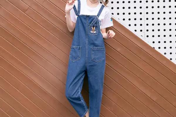 背帶褲會不會顯胖 個子矮的女生適合穿背帶褲嗎 背帶褲會不會顯胖 個子矮的女生適合穿背帶褲嗎