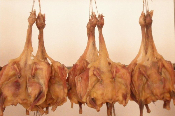 臘雞放多少鹽合適 臘雞腌制幾天可以晾曬 臘雞放多少鹽合適 臘雞腌制幾天可以晾曬