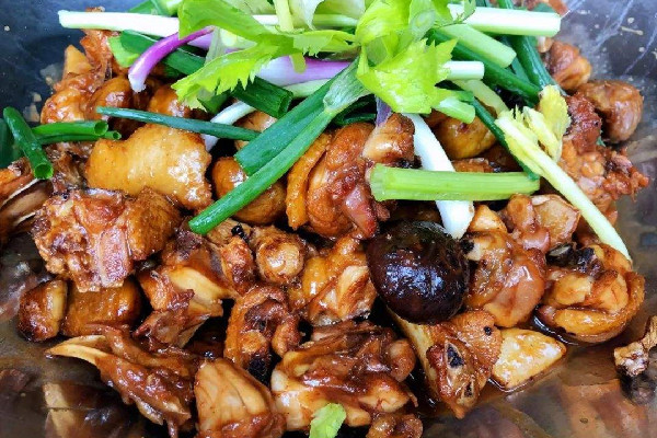 三黃雞適合炒還是燉 三黃雞燉湯好喝嗎 三黃雞適合炒還是燉 三黃雞燉湯好喝嗎