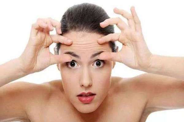 抬頭紋是不是天生的 抬頭紋會不會遺傳 抬頭紋是不是天生的 抬頭紋會不會遺傳