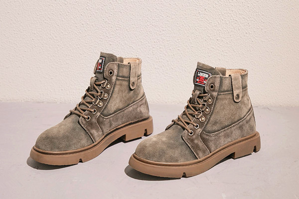 穿馬丁靴要把褲子塞進(jìn)去嗎 穿馬丁靴褲腳怎么卷 穿馬丁靴要把褲子塞進(jìn)去嗎 穿馬丁靴褲腳怎么卷