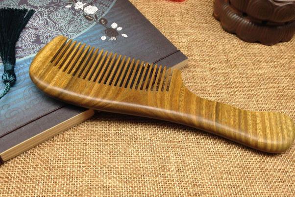 木梳子梳頭可以防止脫發(fā)嗎 木梳子梳頭為什么有靜電 木梳子梳頭可以防止脫發(fā)嗎 木梳子梳頭為什么有靜電