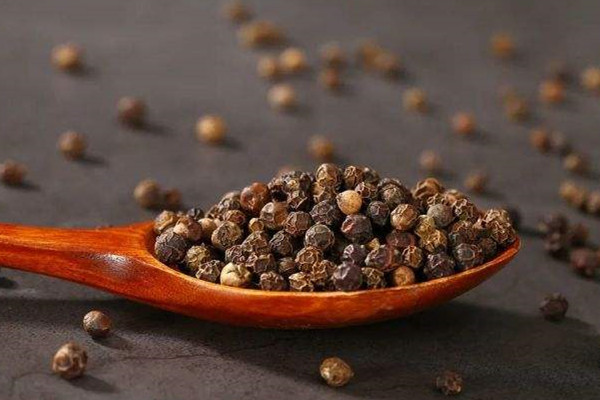 胡椒和黑胡椒有什么區(qū)別 胡椒和花椒的區(qū)別 胡椒和黑胡椒有什么區(qū)別 胡椒和花椒的區(qū)別