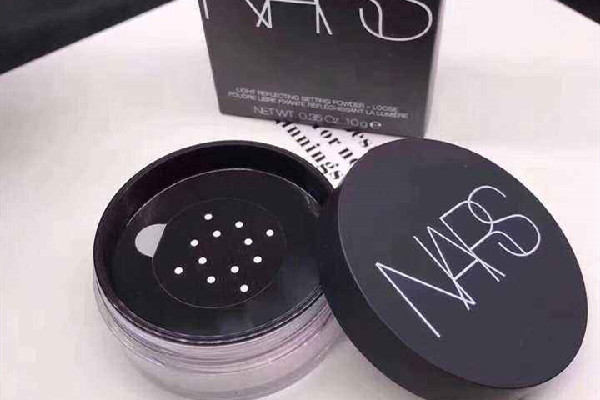 蜜粉和散粉哪個定妝效果好 蜜粉和散粉能一起用嗎 蜜粉和散粉哪個定妝效果好 蜜粉和散粉能一起用嗎