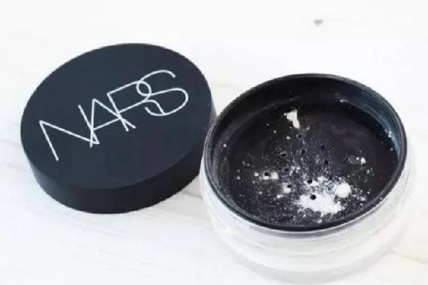 蜜粉用啞光好還是珠光好 蜜粉怎么選擇色號 蜜粉用啞光好還是珠光好 蜜粉怎么選擇色號