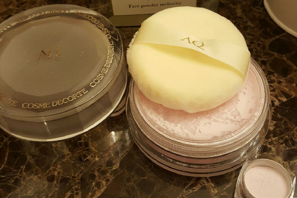 蜜粉和散粉哪個定妝效果好 蜜粉和散粉能一起用嗎 蜜粉和散粉哪個定妝效果好 蜜粉和散粉能一起用嗎